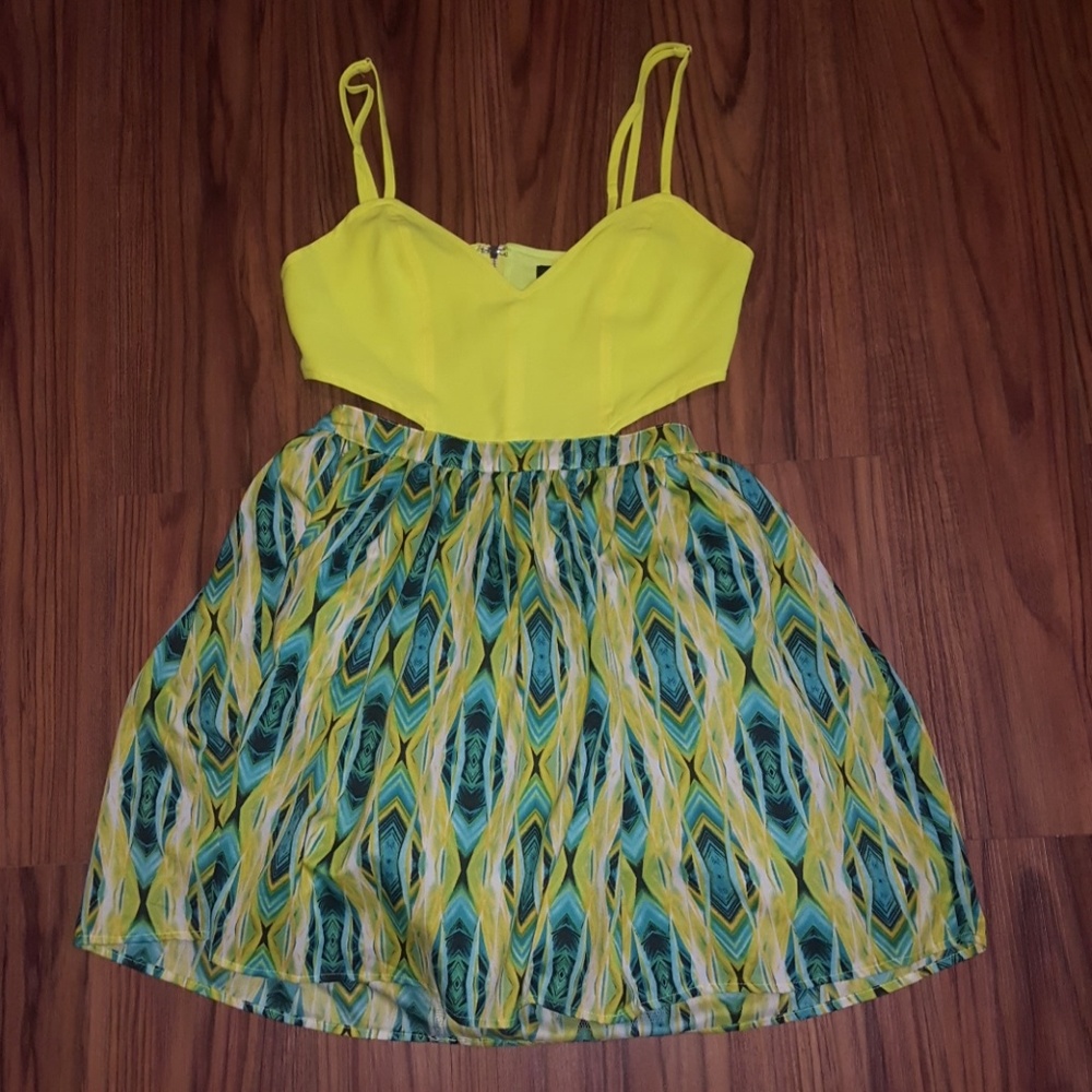 **WEEEKEEND SALE!!**Cute, bright dress!